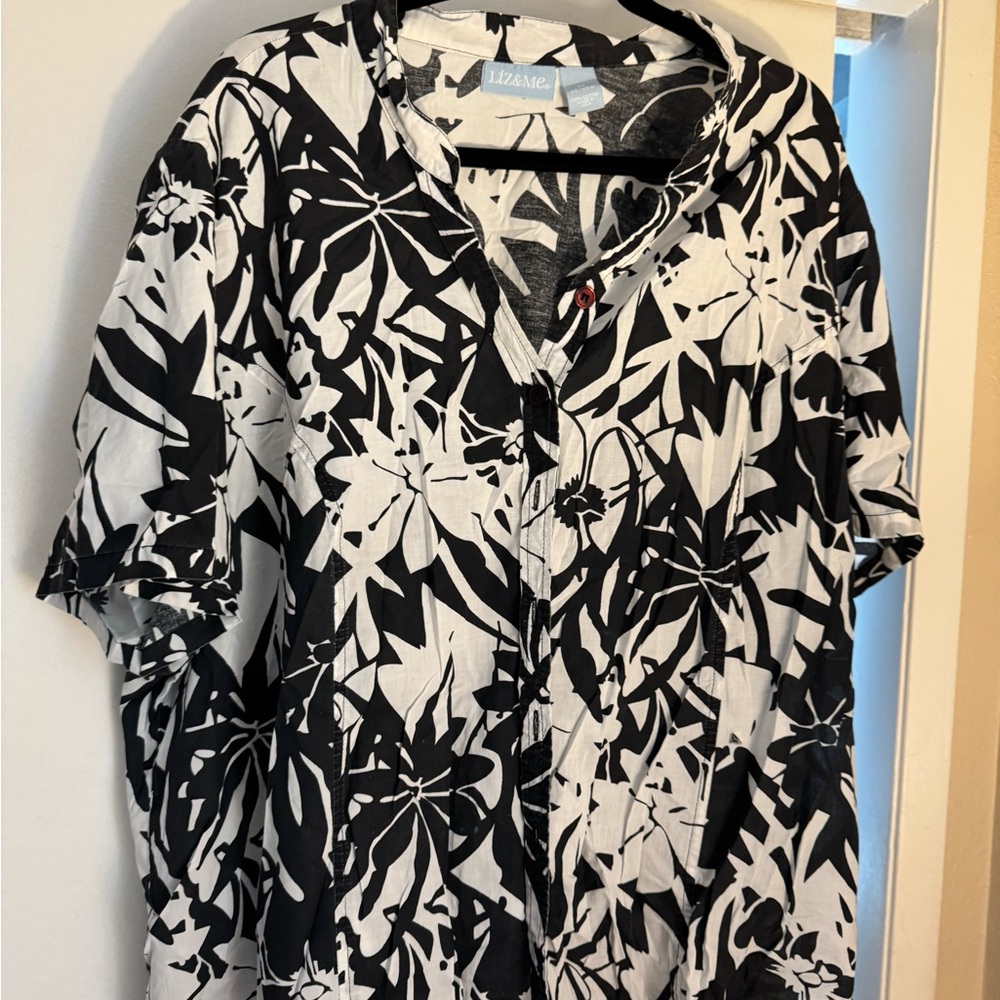 Liz & Me Black and White Floral Button Down Shirt